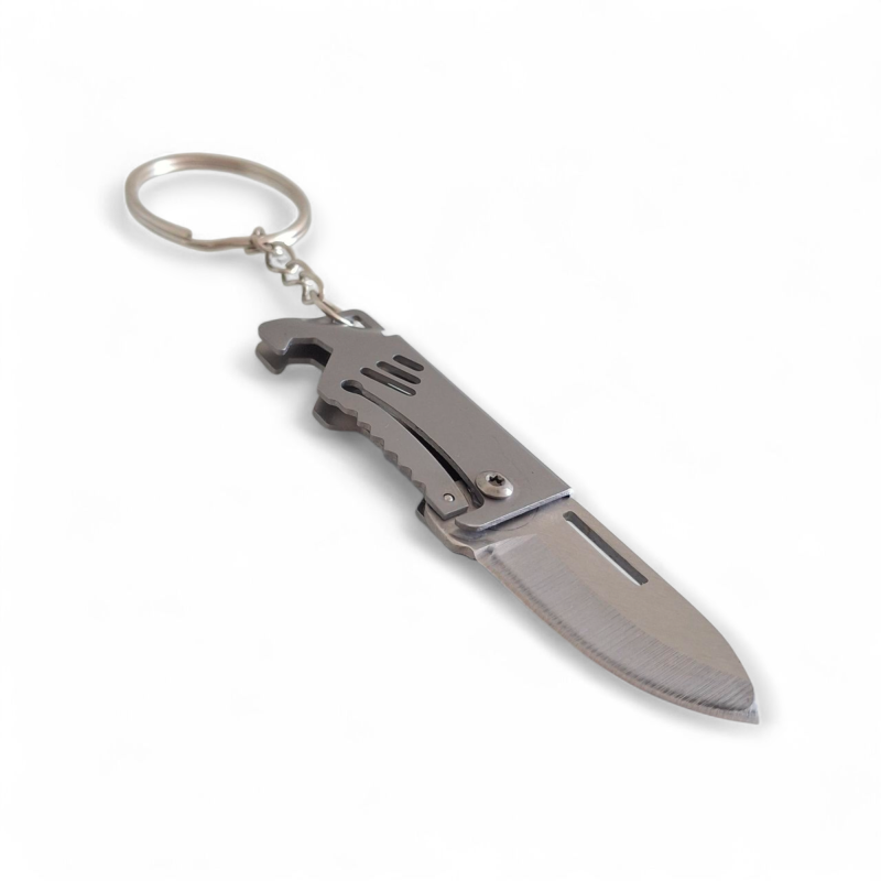 Мини нож Falcon Claw 2040 сгънат върху картонена опаковка Джобен нож 2040 с ключодържателен ринг и декорирана дръжка