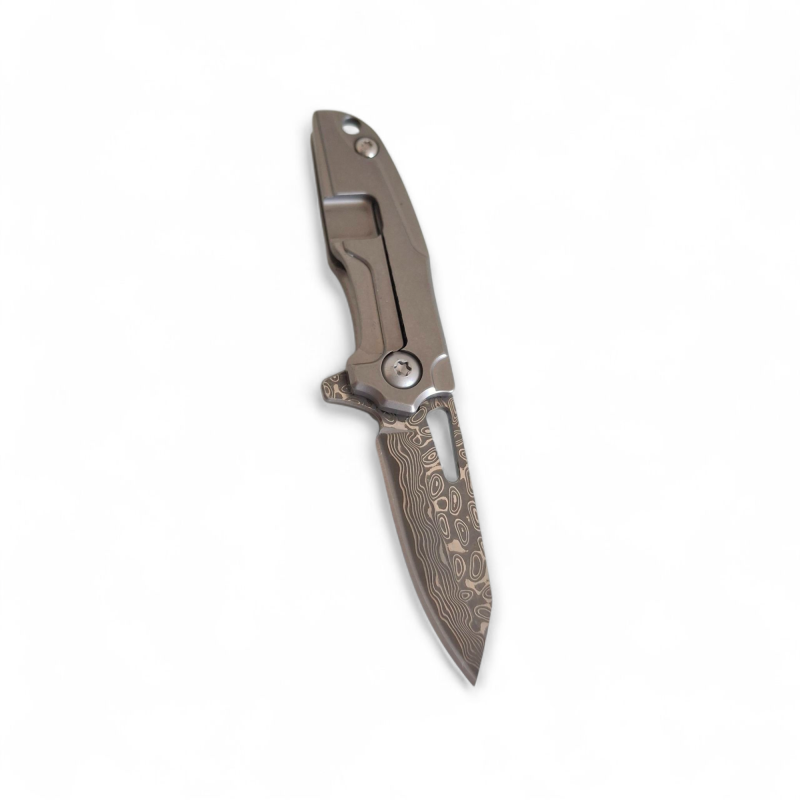 Полуавтоматичен мини нож Urban Claw D20 с верижка Изглед отгоре на нож Urban Claw D20 с разгънато острие