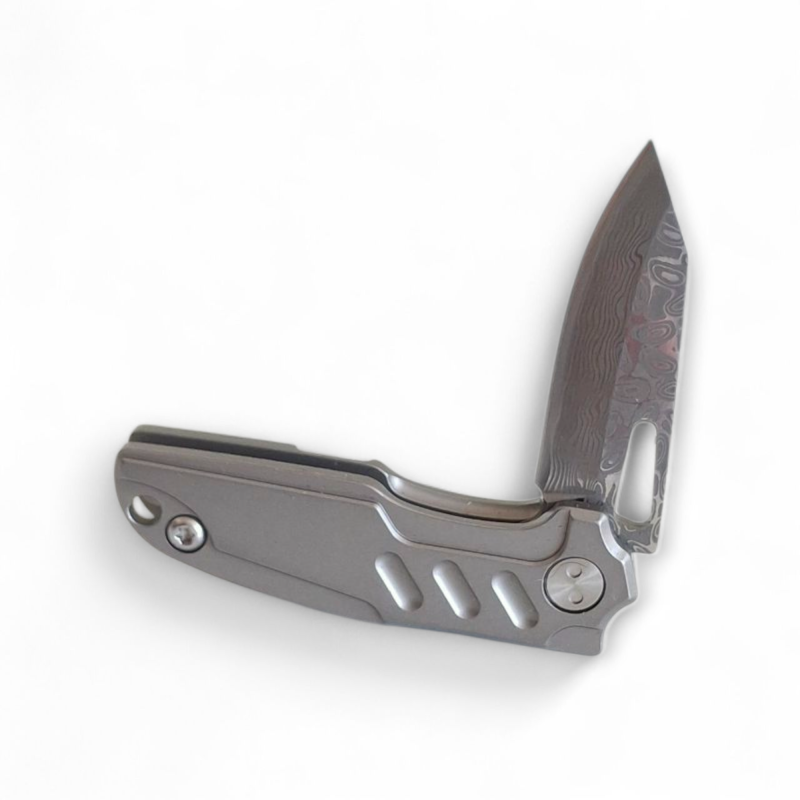 Полуавтоматичен мини нож Urban Claw D20 с верижка Изглед отгоре на нож Urban Claw D20 с разгънато острие