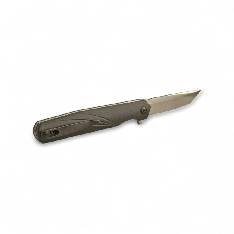 Джобен нож VexKnives в отворено положение на светъл фон Сгъваем нож VexKnives с танто острие от D2 стомана
