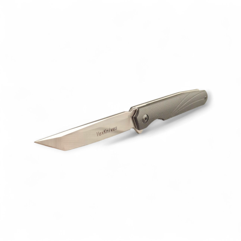 Джобен нож VexKnives в отворено положение на светъл фон Сгъваем нож VexKnives с танто острие от D2 стомана