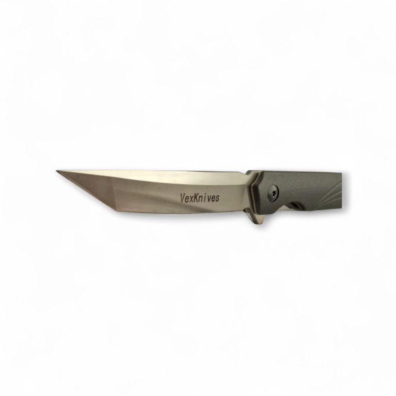 Джобен нож VexKnives в отворено положение на светъл фон Сгъваем нож VexKnives с танто острие от D2 стомана