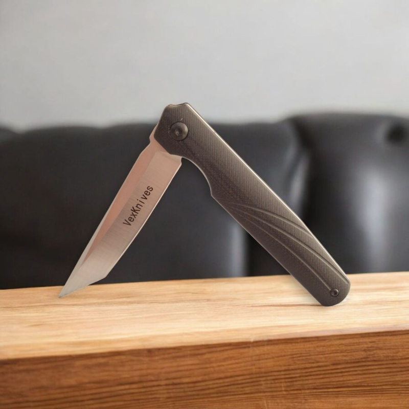 Джобен нож VexKnives в отворено положение на светъл фон Сгъваем нож VexKnives с танто острие от D2 стомана