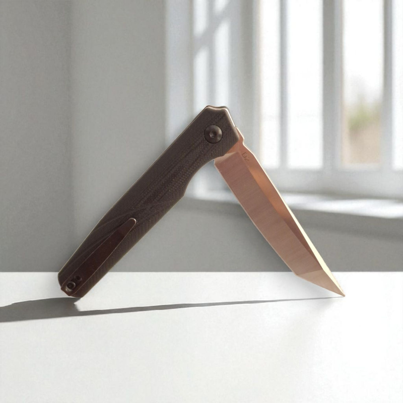 Джобен нож VexKnives в отворено положение на светъл фон Сгъваем нож VexKnives с танто острие от D2 стомана