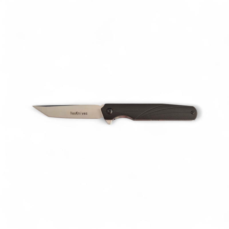 Джобен нож VexKnives в отворено положение на светъл фон Сгъваем нож VexKnives с танто острие от D2 стомана