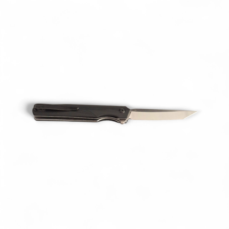 Джобен нож VexKnives в отворено положение на светъл фон Сгъваем нож VexKnives с танто острие от D2 стомана