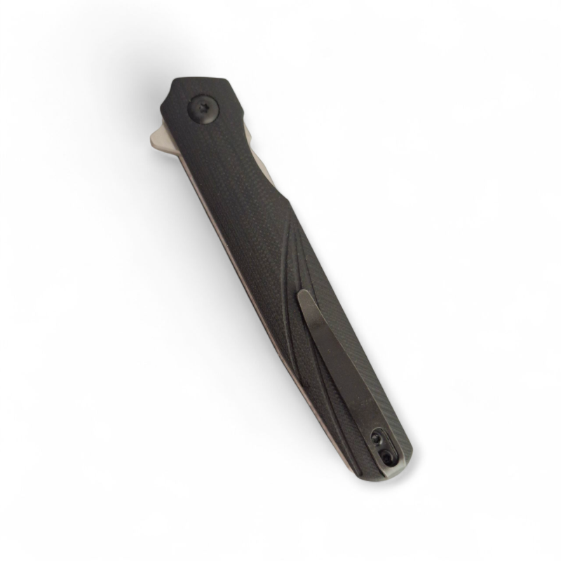 Джобен нож VexKnives в отворено положение на светъл фон Сгъваем нож VexKnives с танто острие от D2 стомана