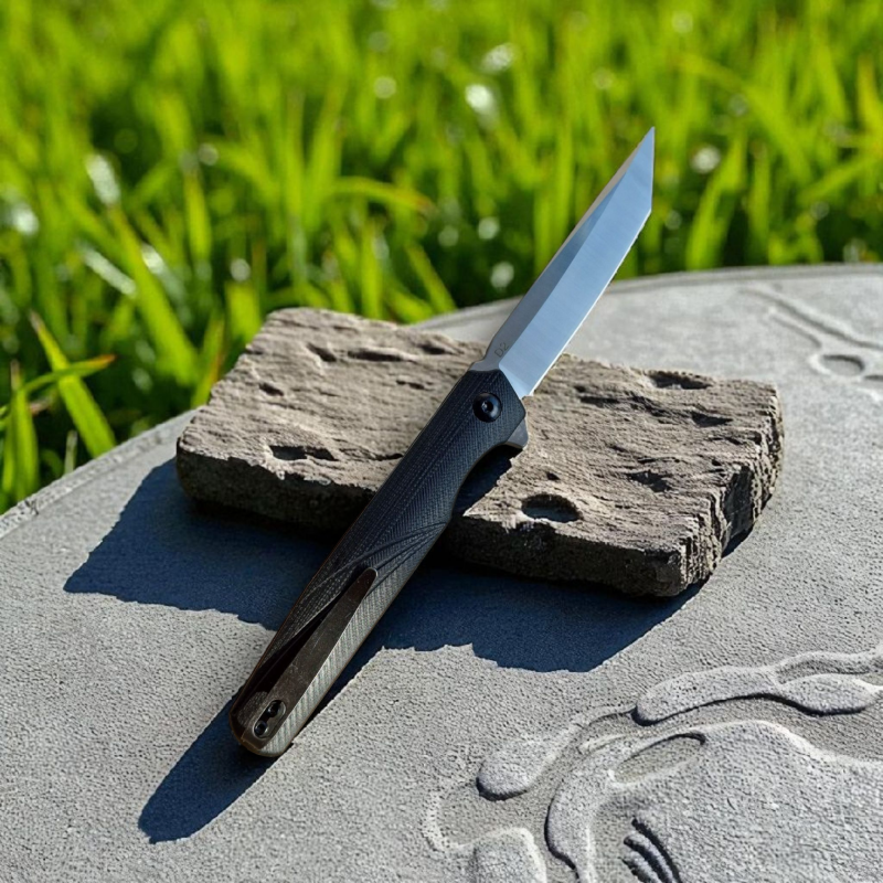 Джобен нож VexKnives в отворено положение на светъл фон Сгъваем нож VexKnives с танто острие от D2 стомана