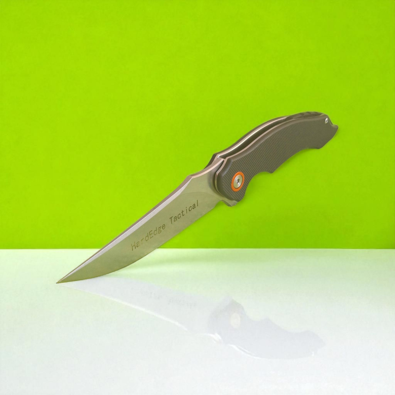 Сгънат нож HardEdge D2 в уютна домашна обстановка на дървена маса Нож HardEdge D2 с частично разгънато острие върху дървена повърхност с декоративни саксии