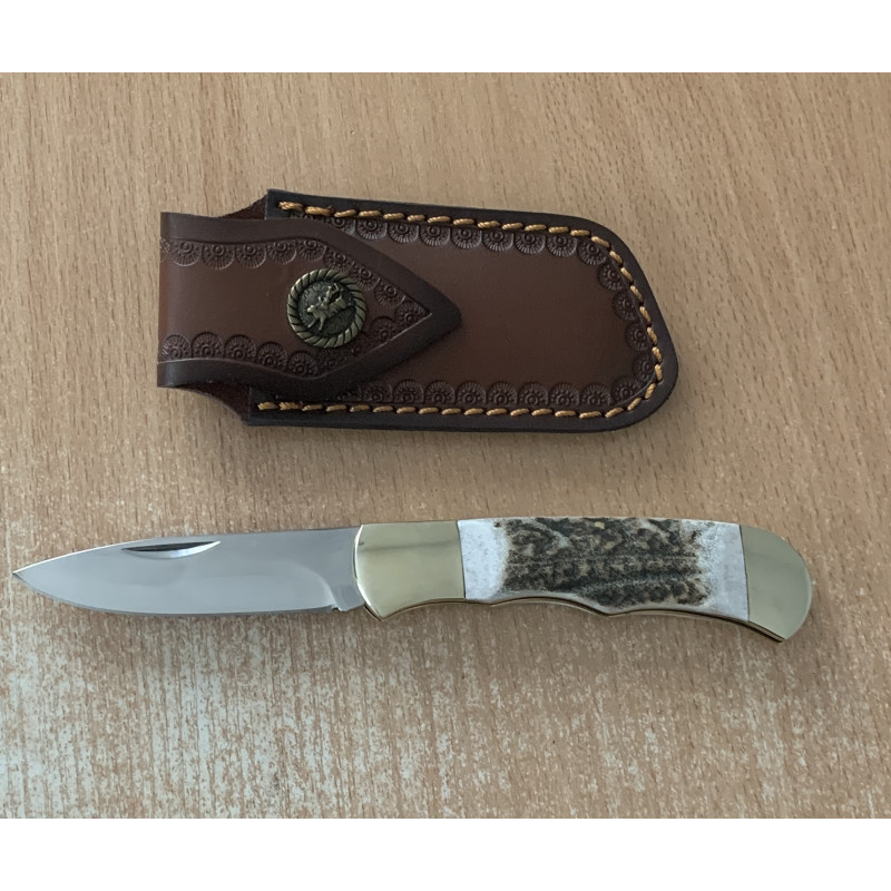 Ловен нож Elk Horn 195 с кожена кания върху дърво сред гора