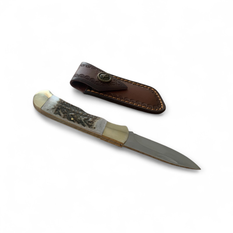 Ловен нож Elk Horn 195 с кожена кания върху дърво сред гора