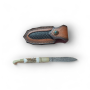 Нож от дамаска стомана с еленов рог и кания на бял фон Сгъваем нож Damascus Elk 210 с кожена кания върху дървена повърхност