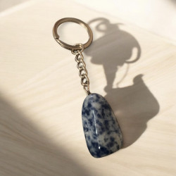 Ключодържател с естествен камък содалит – символ на интуиция и яснота   „Мъдрост в джоба“