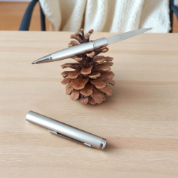Елегантна сребриста писалка с нож 2 в 1 - Сребърна тишина  Елегантна сребриста писалка с нож 2 в 1 - Сребърна тишина