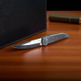 Сгънат нож Scorpion Edge в близък план върху дървена повърхност Сгъваем нож Scorpion Edge с отворено острие – изглед отгоре
