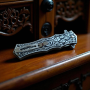 Сгъваем нож Ornamental Dagger върху шишарка и зелени дъски