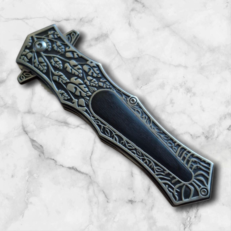 Сгъваем нож Ornamental Dagger върху шишарка и зелени дъски