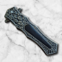 Сгъваем нож Ornamental Dagger върху шишарка и зелени дъски