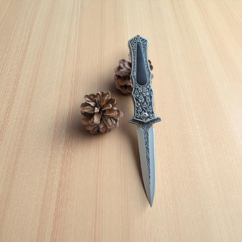 Сгъваем нож Ornamental Dagger върху шишарка и зелени дъски