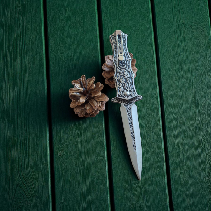 Сгъваем нож Ornamental Dagger върху шишарка и зелени дъски