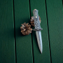 Сгъваем нож Ornamental Dagger върху шишарка и зелени дъски