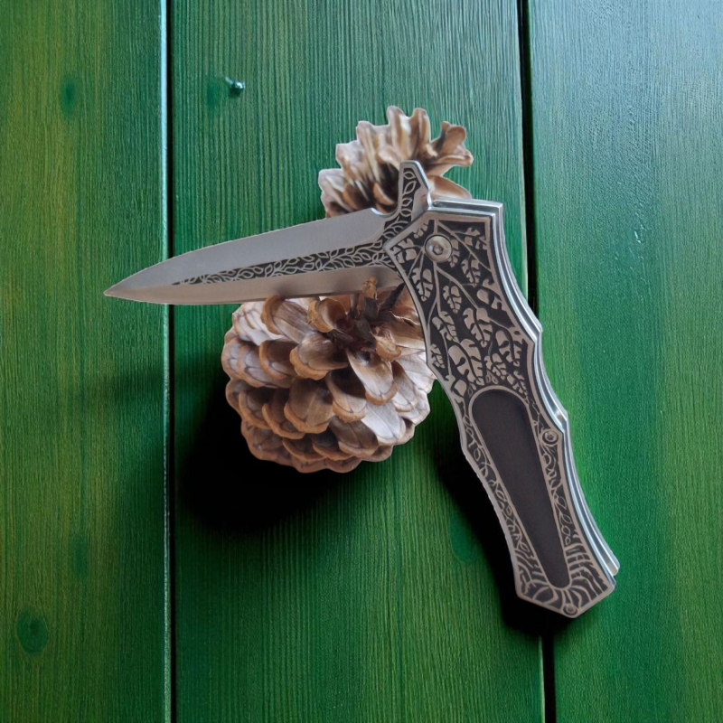 Сгъваем нож Ornamental Dagger върху шишарка и зелени дъски