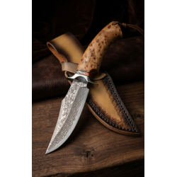 Ловен нож от дамаска стомана VG10 – 67 слоя, дръжка от пустинно дърво и гравирана кожена кания