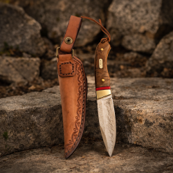 Ловен нож „Rosewood Damascus“ – VG10 ядро, 67 слоя и кожена кания