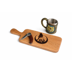 Подаръчен комплект „Wolf Spirit“ – дъбова дъска, сгъваем нож и халба с вълк