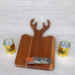 Подаръчен комплект „Hunter Gift Set“ – дъбова дъска, сгъваем нож и чаши с елен
