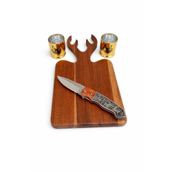 Подаръчен комплект „Hunter Gift Set“ – дъбова дъска, сгъваем нож и чаши с елен