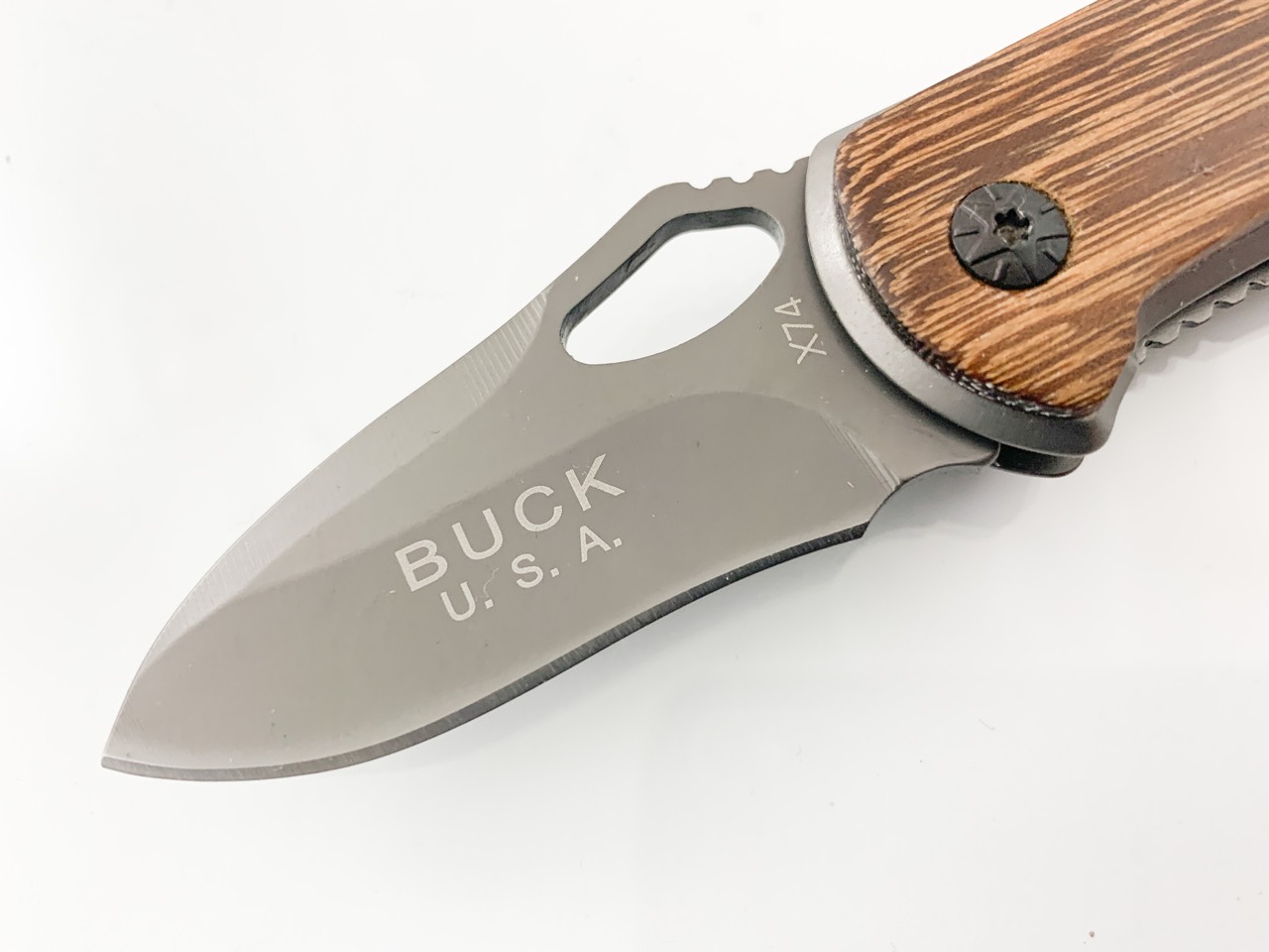 Сгъваем джобен нож с иноксово покритие и дървени чирени Buck X74
