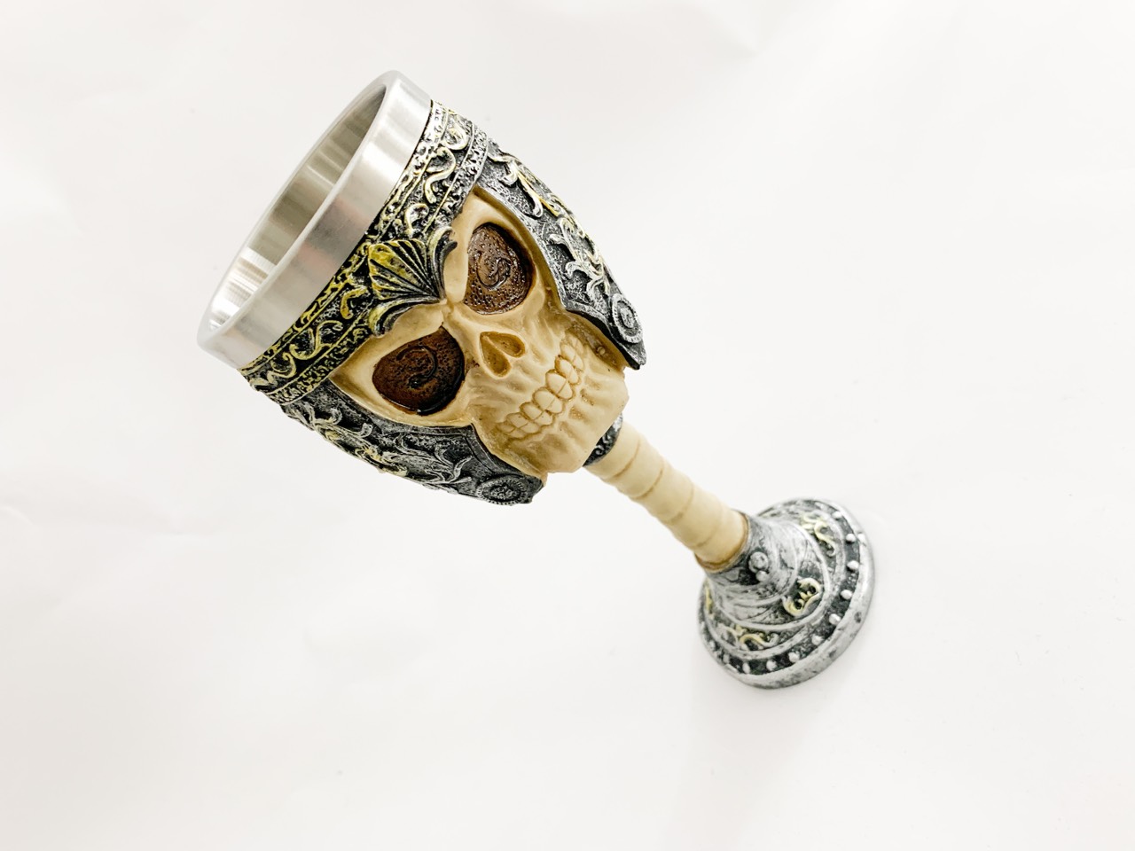 Рицарска чаша за вино с череп готически модел Рицарска чаша за вино с череп готически модел