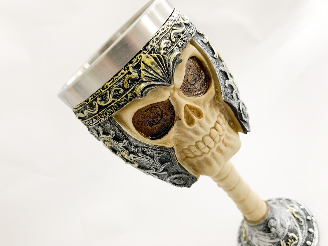 Рицарска чаша за вино с череп готически модел Рицарска чаша за вино с череп готически модел