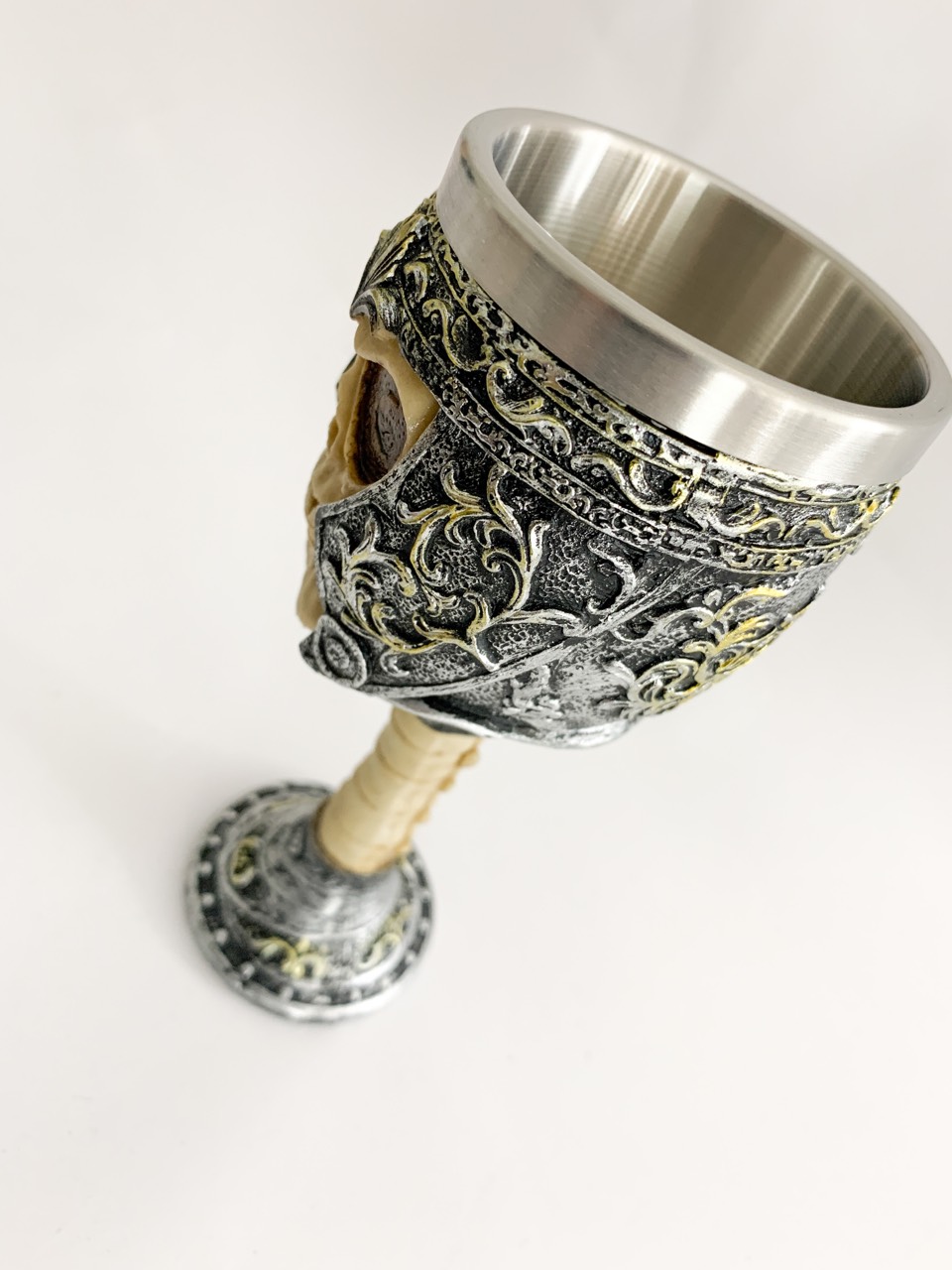 Рицарска чаша за вино с череп готически модел Рицарска чаша за вино с череп готически модел