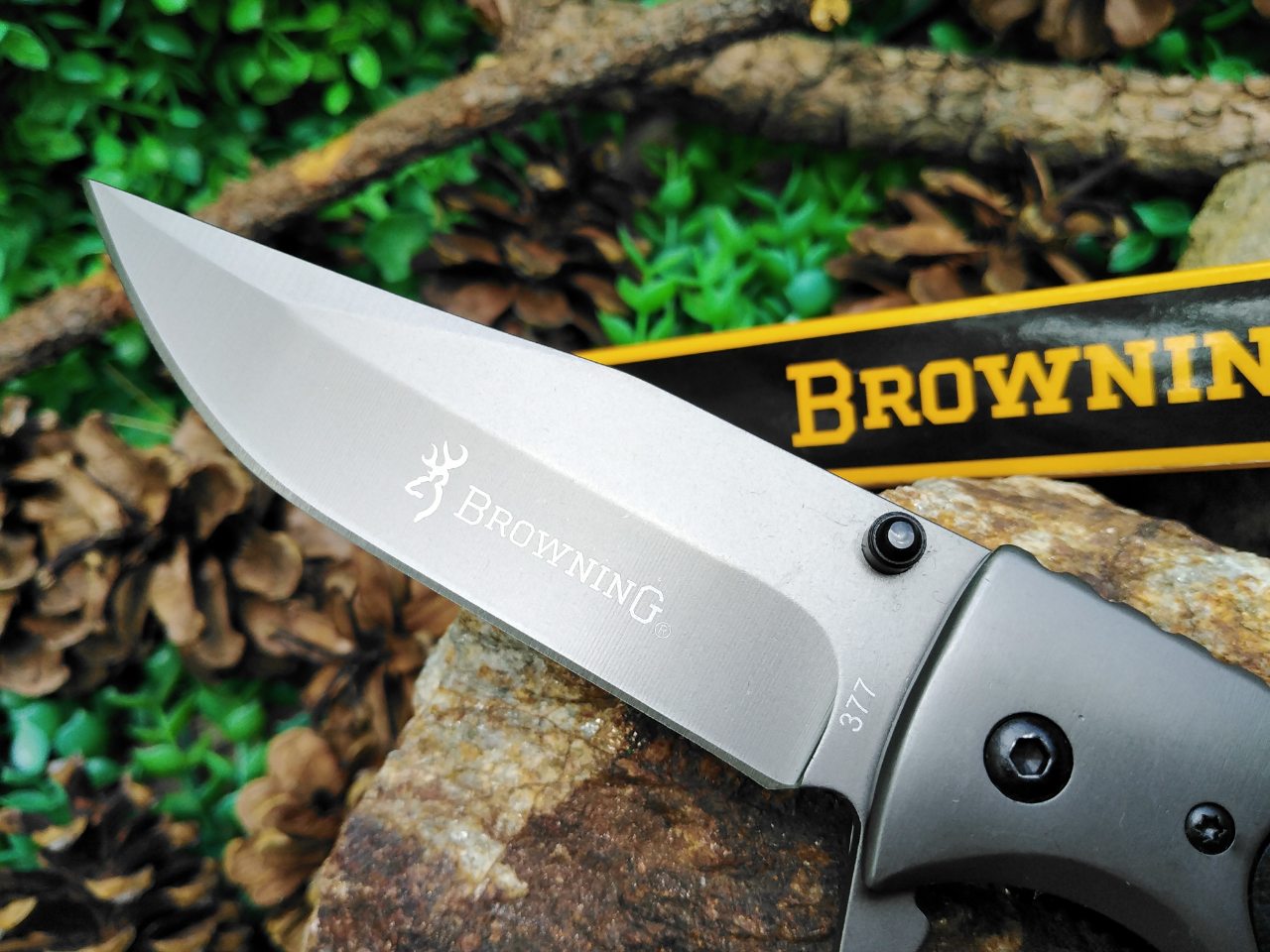 Сгъваем автоматичен нож Browning 377 с иноксово покритие на острито и дървени чирени Сгъваем автоматичен нож Browning 377 с иноксово покритие на острито и дървени чирени