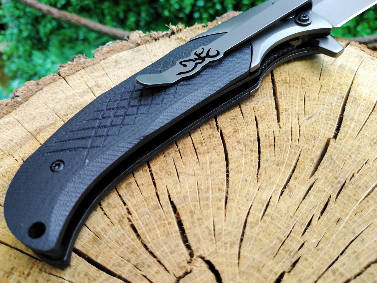 Сгъваем автоматичен нож Browning 377 с иноксово покритие на острито и дървени чирени Сгъваем автоматичен нож Browning 377 с иноксово покритие на острито и дървени чирени
