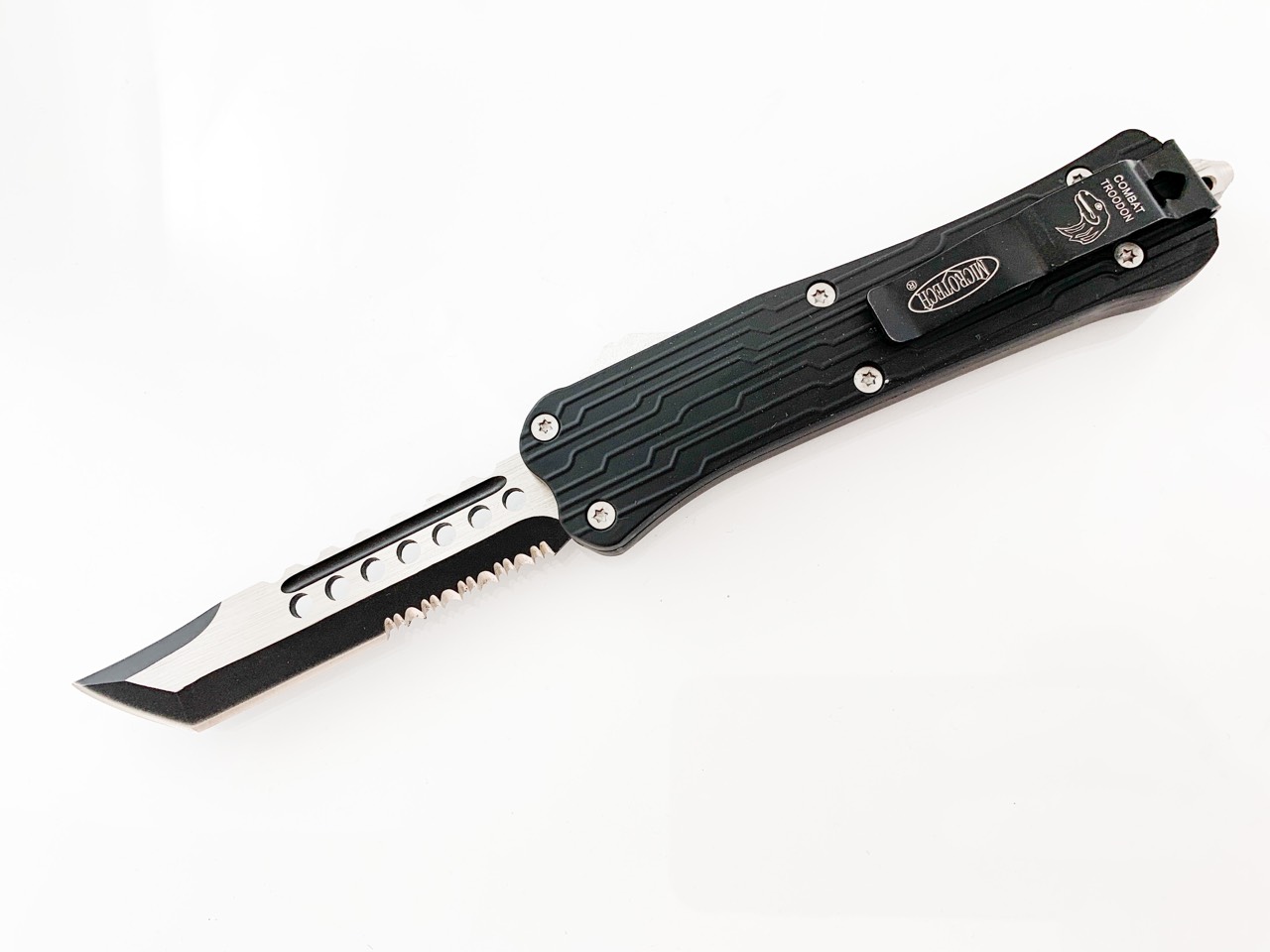Microtech Black OTF- сгъваем автоматичен нож танто с 1/2 назъбено острие