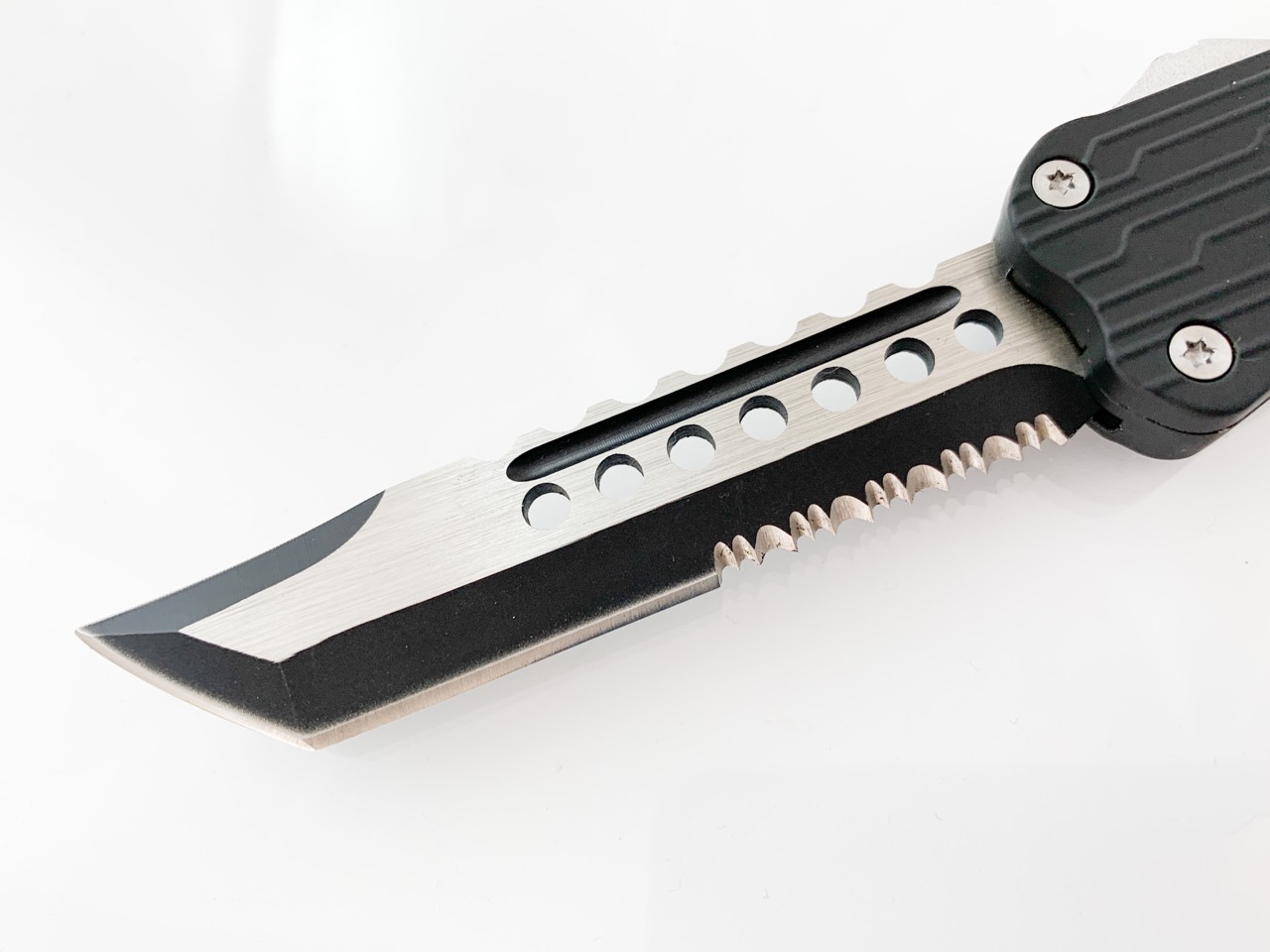 Microtech Black OTF- сгъваем автоматичен нож танто с 1/2 назъбено острие