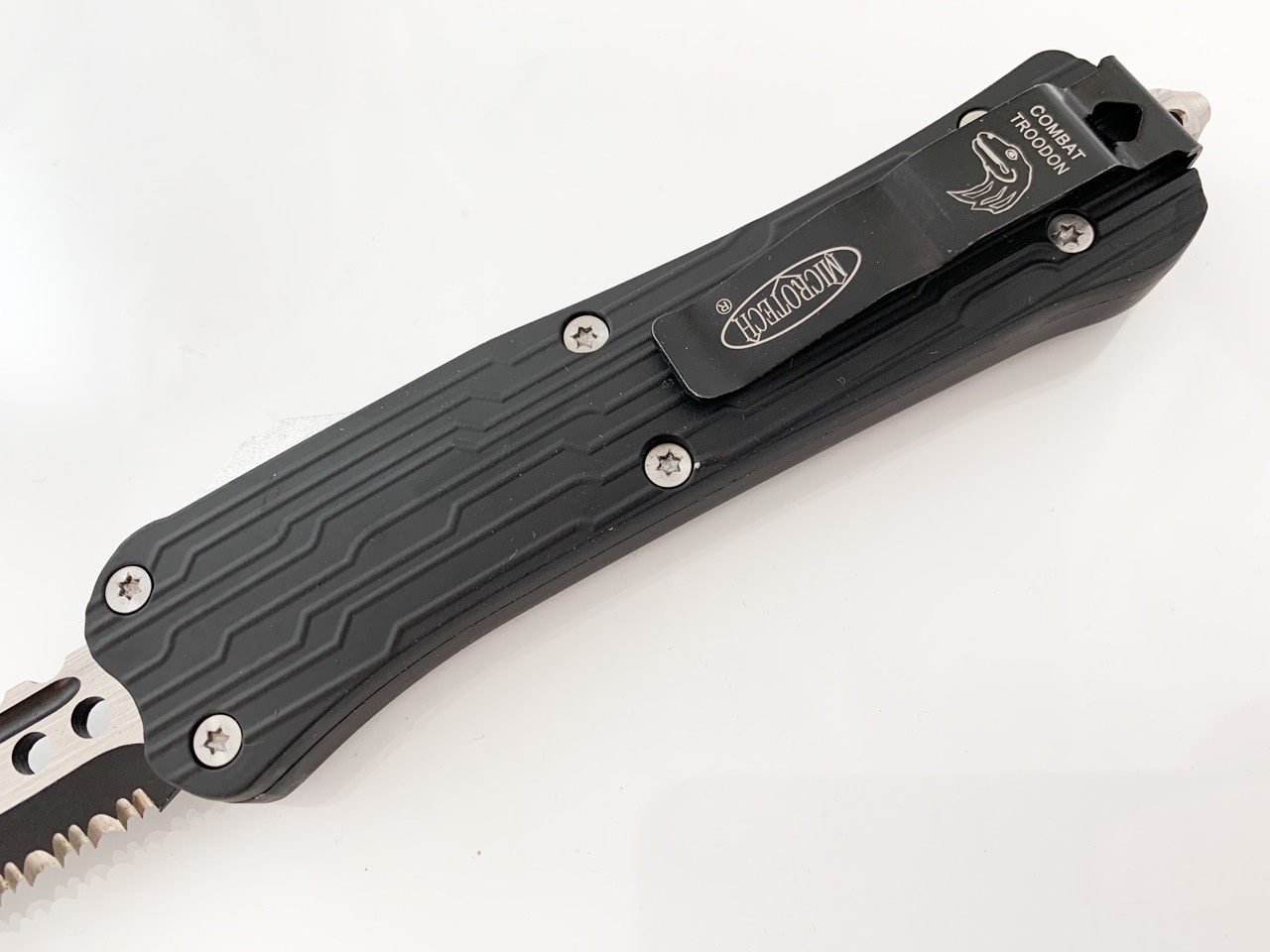 Microtech Black OTF- сгъваем автоматичен нож танто с 1/2 назъбено острие