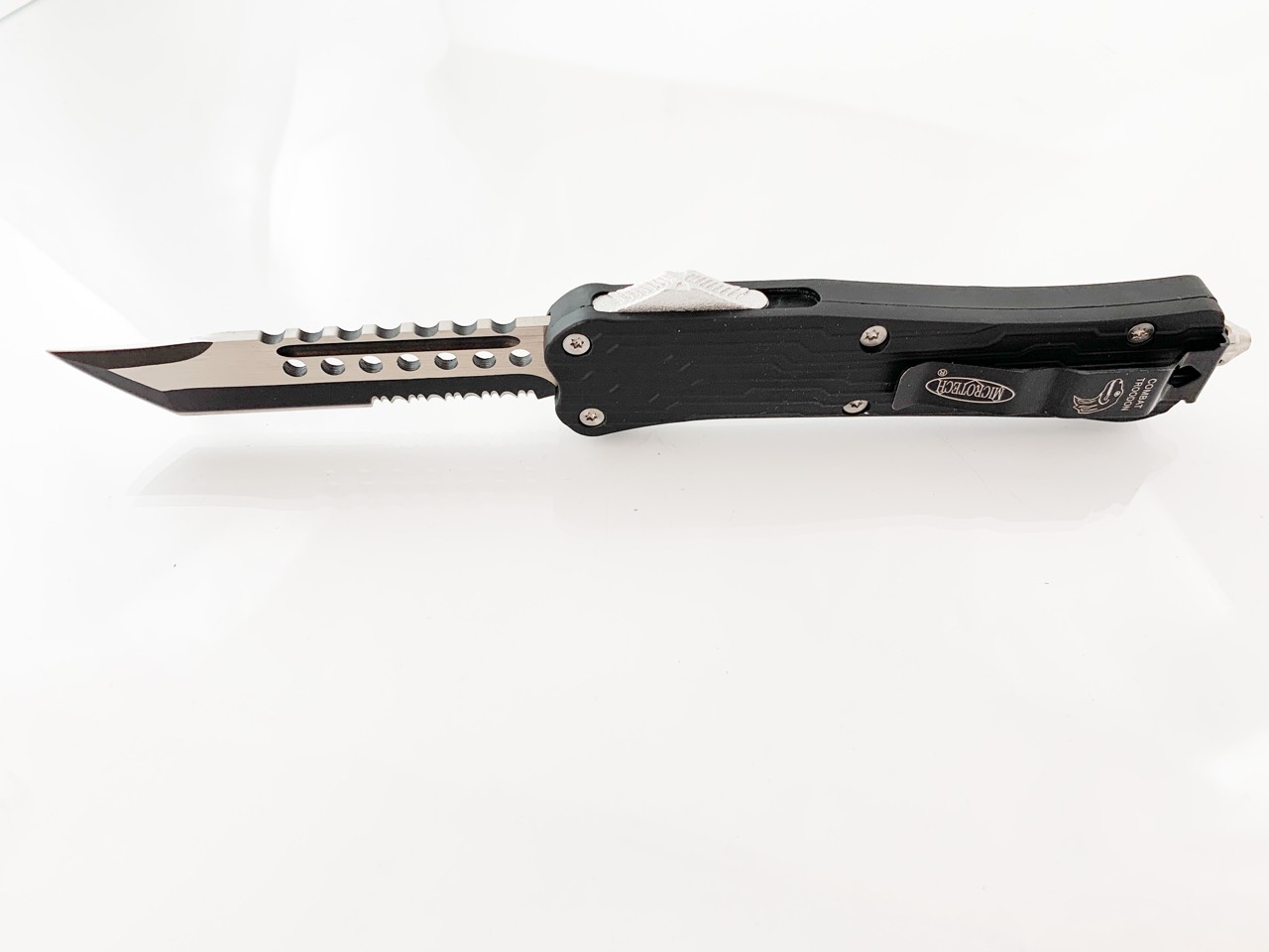 Microtech Black OTF- сгъваем автоматичен нож танто с 1/2 назъбено острие