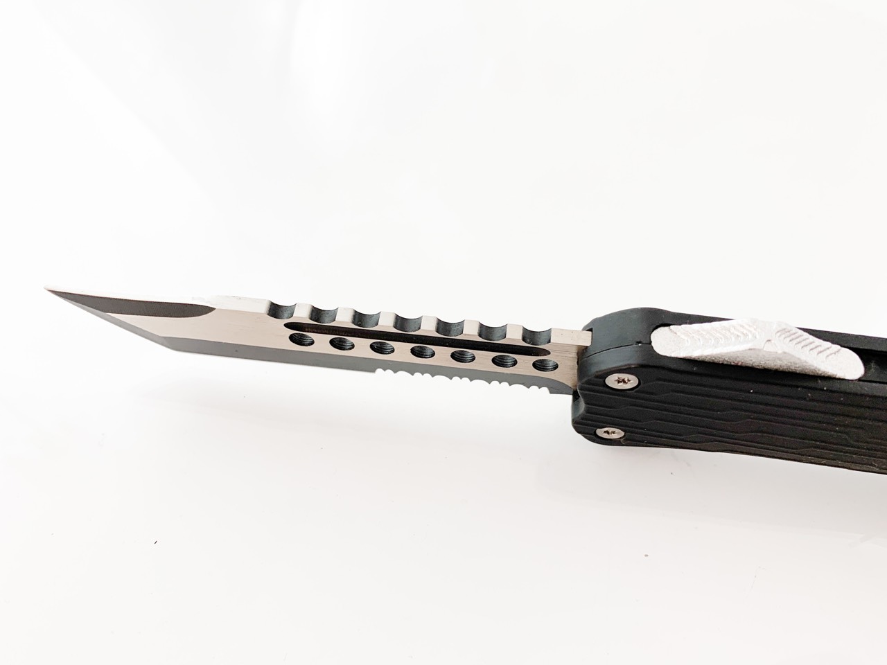 Microtech Black OTF- сгъваем автоматичен нож танто с 1/2 назъбено острие