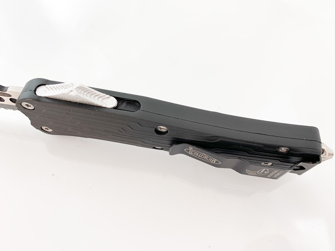 Microtech Black OTF- сгъваем автоматичен нож танто с 1/2 назъбено острие