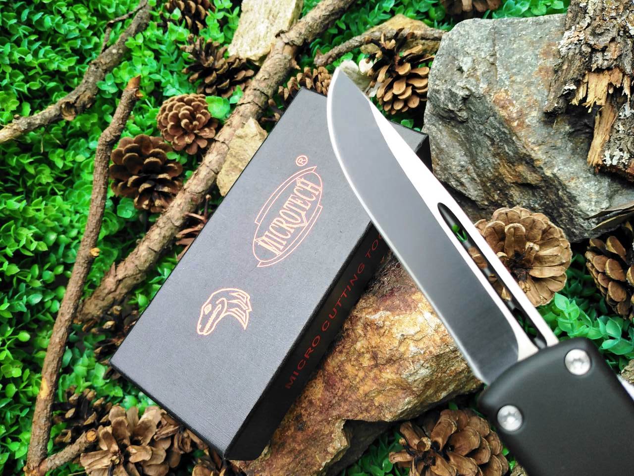 Microtech Black OTF- сгъваем автоматичен нож с черно гладко острие