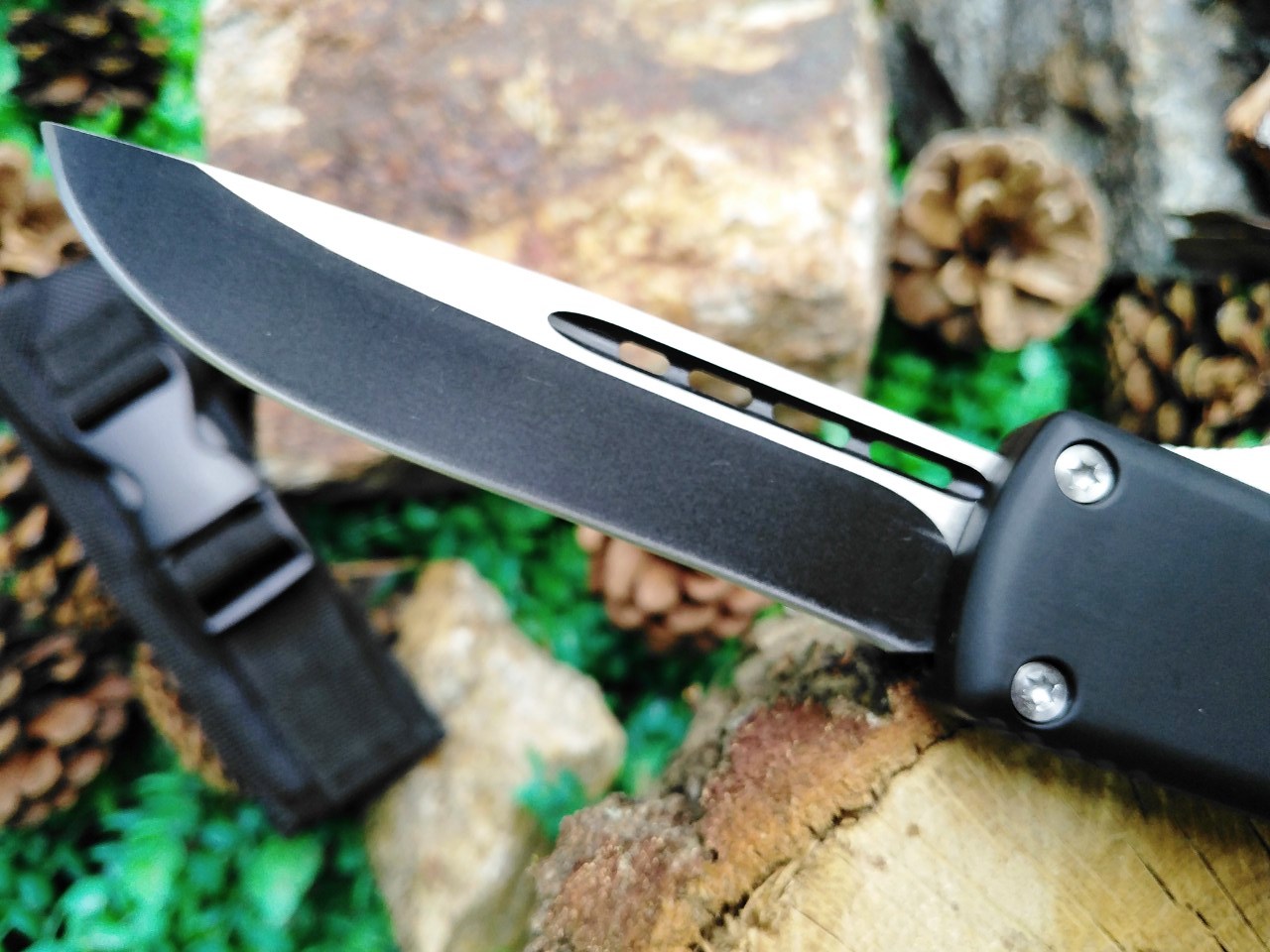 Microtech Black OTF- сгъваем автоматичен нож с черно гладко острие
