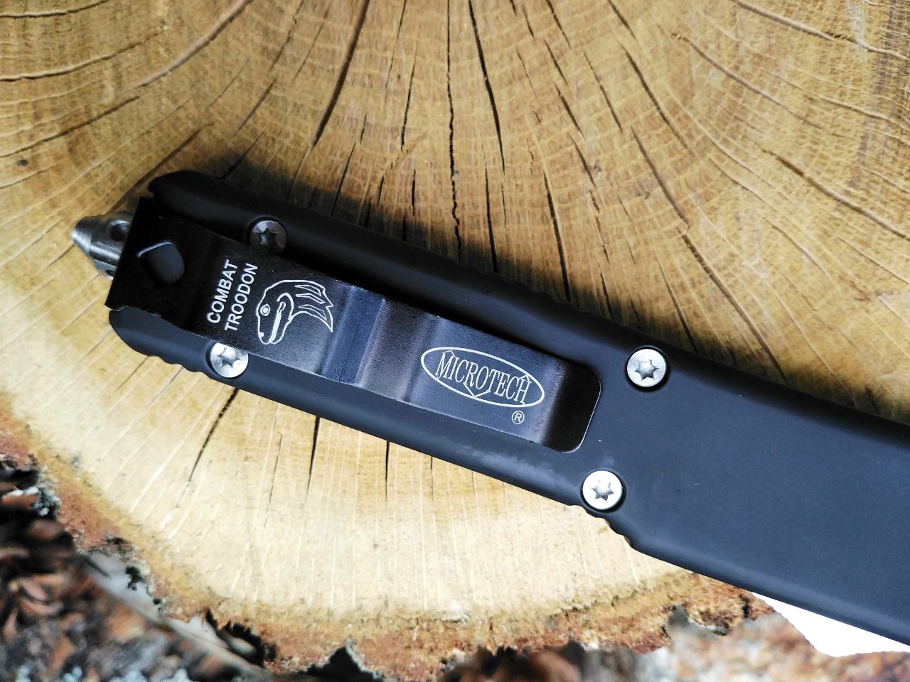 Microtech Black OTF- сгъваем автоматичен нож с черно гладко острие