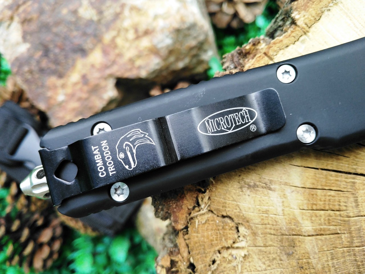 Microtech Black OTF- сгъваем автоматичен нож с черно гладко острие