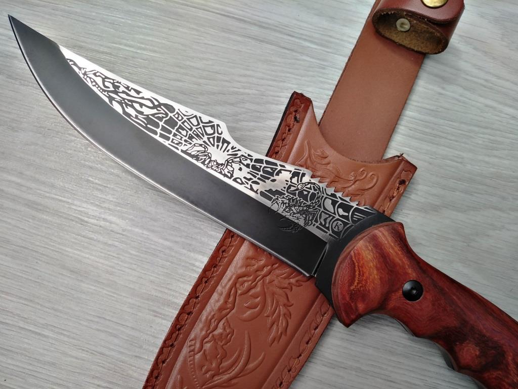 Руски ловен нож с черно острие и гравиран Скорпион