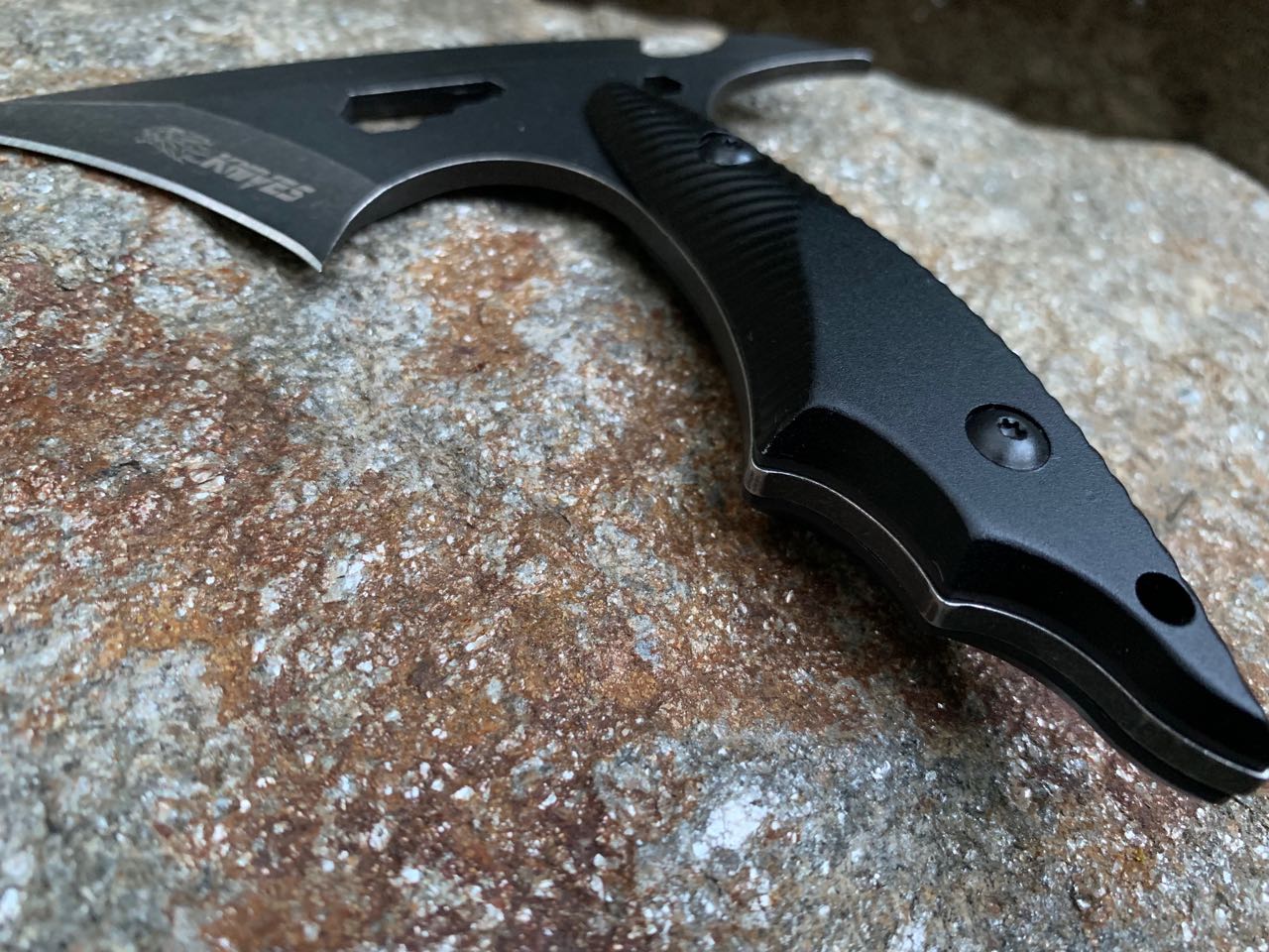 Тактическа малка брадвичка за всекидневна употреба цвят скала Knives