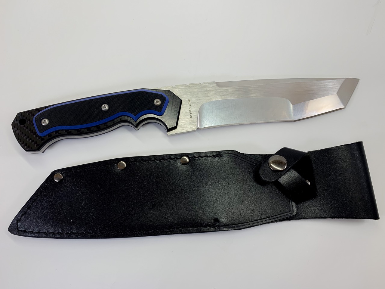 Масивен ловен нож с футуристично острие Made in Japan